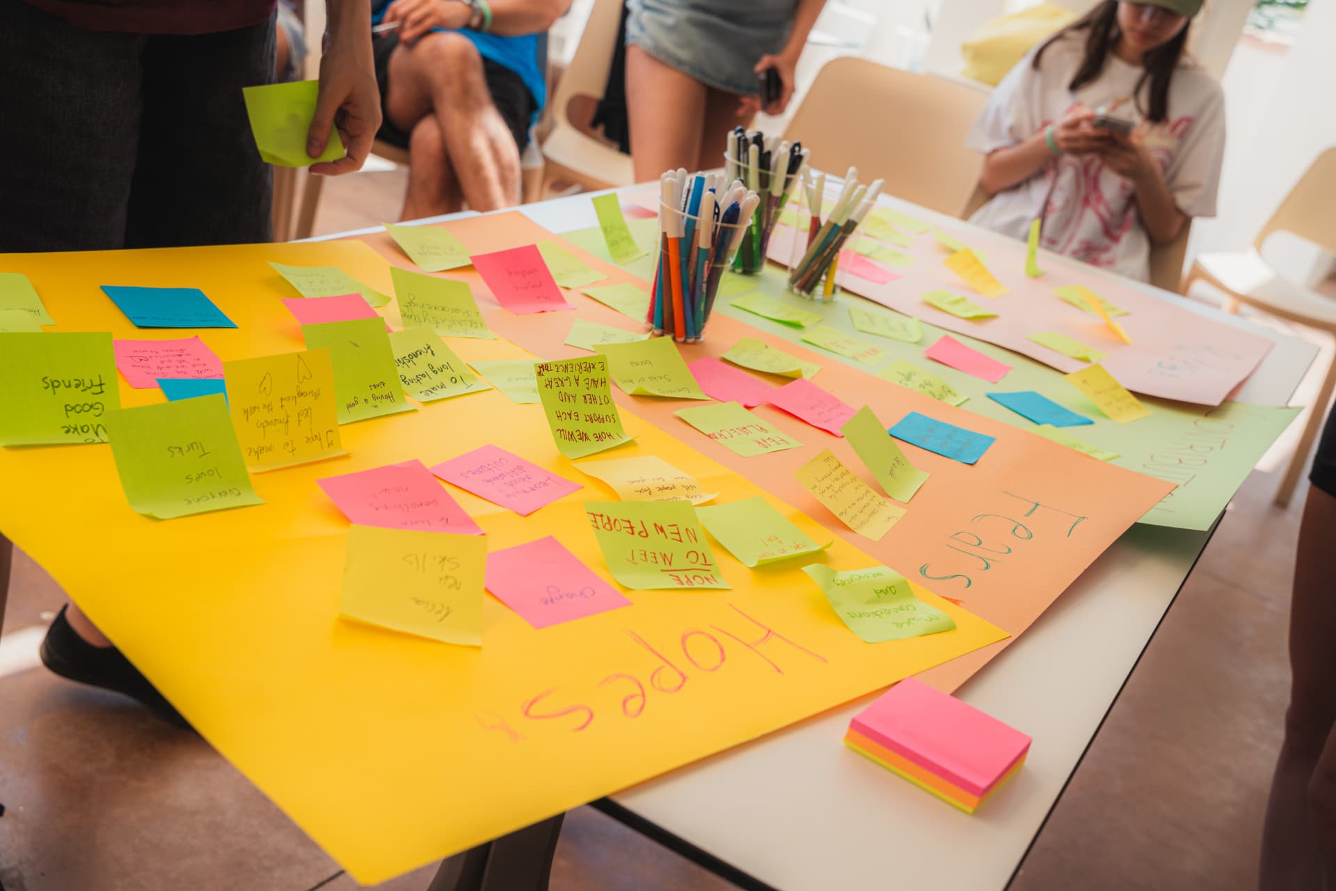 Post-it colorati con speranze e timori dei partecipanti