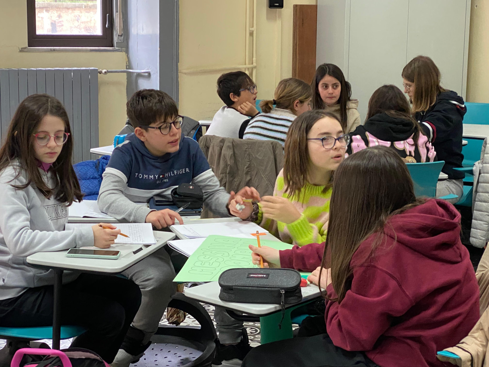 Studenti al lavoro in classe durante un laboratorio partecipativo