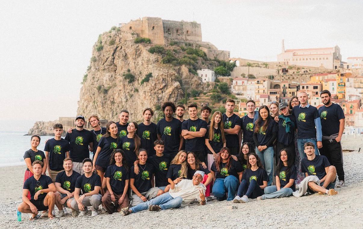 Gruppo di giovani partecipanti al progetto Seeds of Change sulla spiaggia di Roccella Jonica