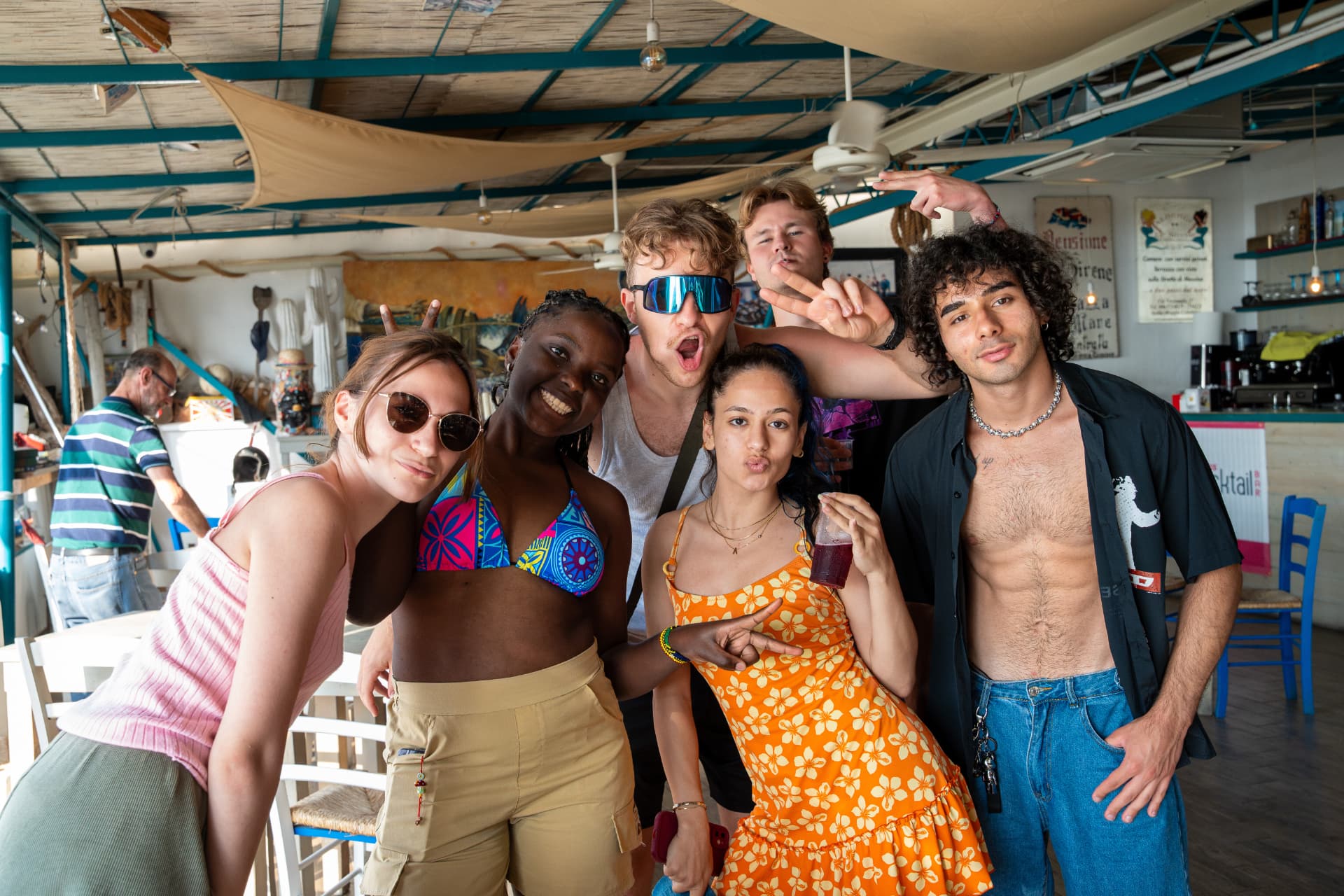 Gruppo di giovani sorridenti durante una pausa