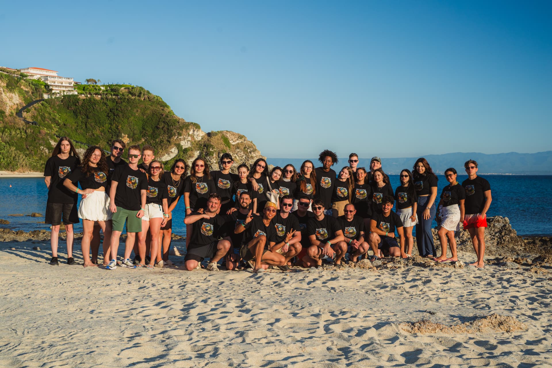 Gruppo di giovani partecipanti al progetto Edge of Tomorrow sulla spiaggia di Roccella Jonica