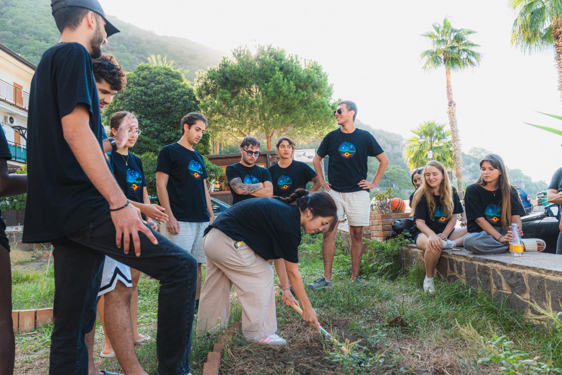 Partecipanti durante una piantumazione di alberi