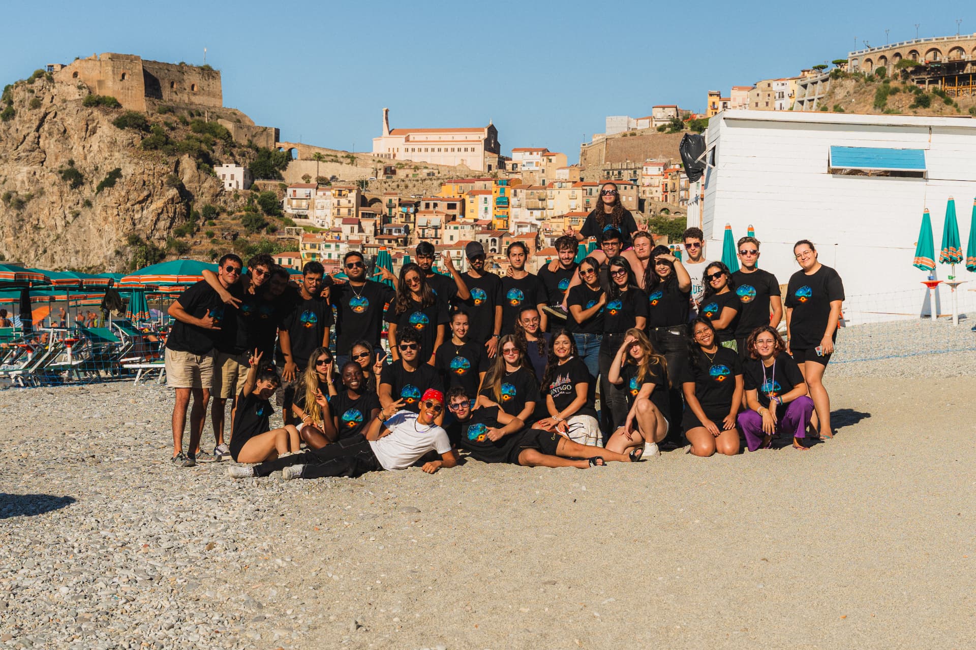 Gruppo di giovani partecipanti al progetto Circular Horizons sulla spiaggia di Scilla