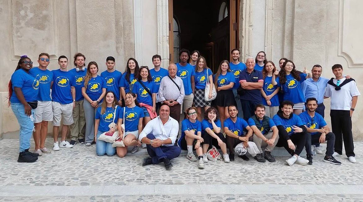 Gruppo internazionale di giovani in maglietta Erasmus+