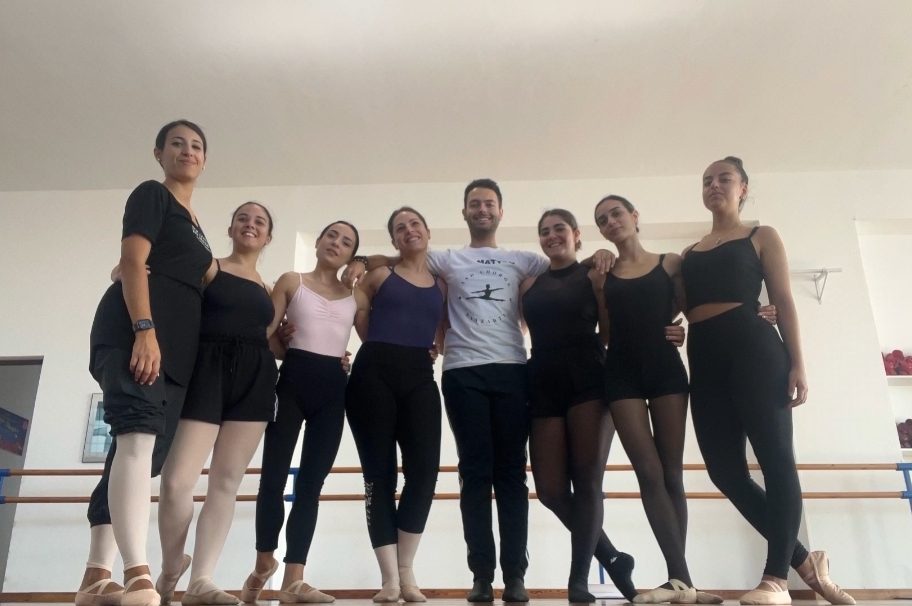 Gruppo di giovani danzatori in sala prove