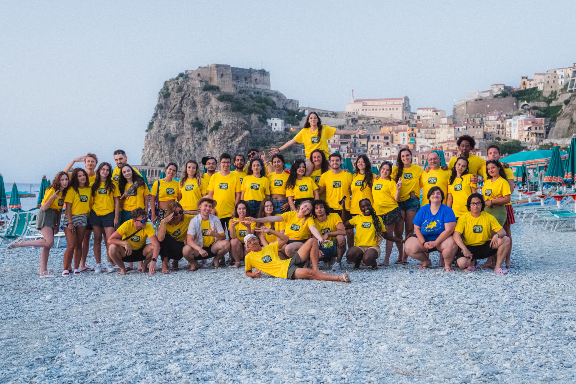 Foto di gruppo del Green Art Club sulla spiaggia di Scilla