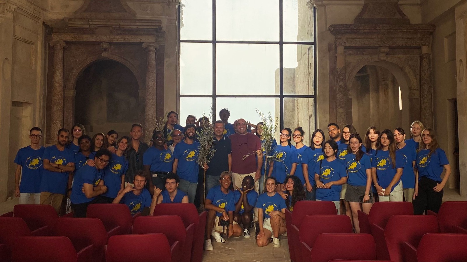 Foto di gruppo in un edificio storico durante uno scambio Erasmus+